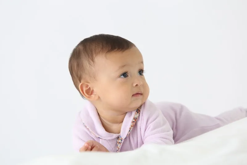 母親に抱かれた赤ちゃん